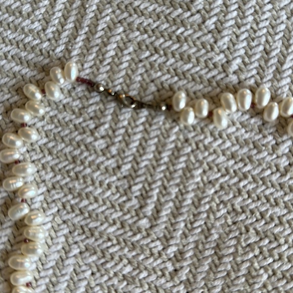 Beautiful fresh water pearl necklace and earrings. - Picture 3 of 4